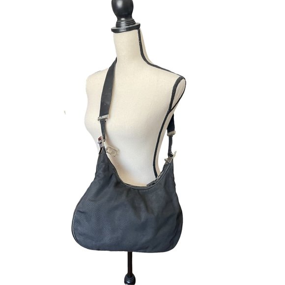 Gucci Black Nylon and Leather Shoulder Bag With G Clasp comes with COA - Picture 2 of 16